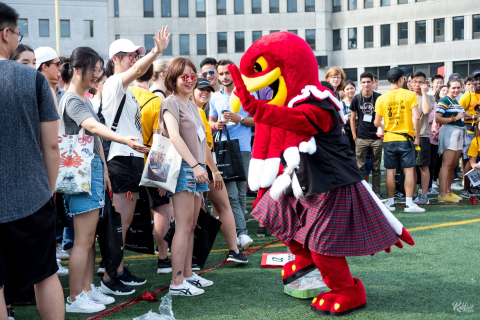 a group of students dancing with Marty, the 苹果淫院 mascot