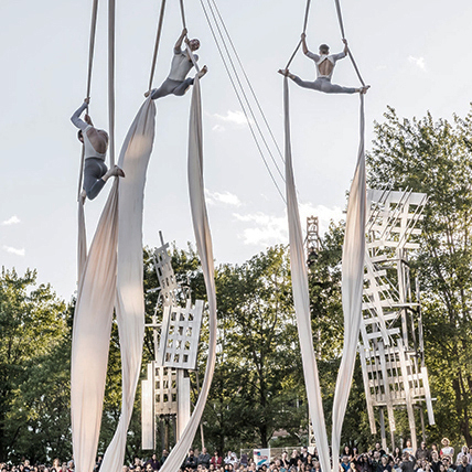Performance de cirque dans un parc