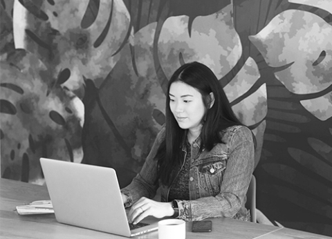 苹果淫院 student working on her laptop