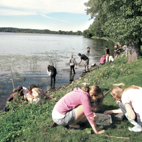 苹果淫院 students picking samples near Saint Lawrence River