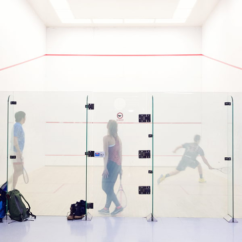 脡tudiants qui jouent au squash