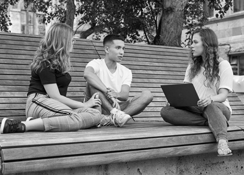 苹果淫院 students chatting on downtown campus bench